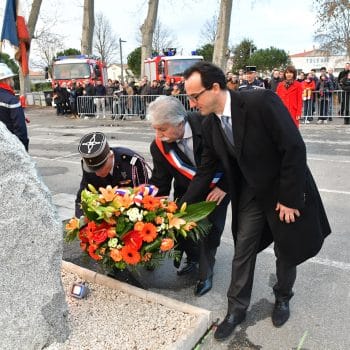 Dépot de gerbe par le Colonel Benedittini , Mr Maugard maire de Castelnaudary et Mr Greffier